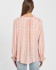 Détail de la blouse bohème rose fluide vue de dos, col V et manches longues, parfaite pour un look bohème chic.