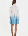 Vue arrière de la robe tie-dye coton femme – Manches longues, en bleu, montrant la coupe fluide et la jupe froncée.