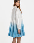 Robe tie-dye coton femme – Manches longues, en bleu, présentée avec un style bohème, idéal pour un look estival.