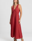 Robe midi fluide brodée en viscose confortable, portée par une femme, couleur rouge, décolleté en V et broderies raffinées.