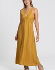 Robe midi fluide brodée en viscose confortable, portée par une femme, couleur jaune, décolleté en V, style détendu.