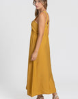Robe midi fluide brodée en viscose confortable, vue de côté, couleur jaune, mettant en avant la silhouette.
