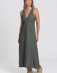 Robe midi fluide brodée en viscose confortable, portée par une femme, couleur verte, décolleté en V et look élégant.