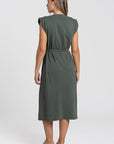 Robe midi femme avec ceinture, vue arrière en vert, coupe droite élégante.