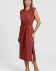 Robe midi femme avec ceinture, coupe droite élégante, vue complète, couleur rouge.
