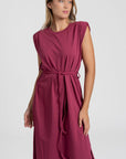 Robe midi femme bordeaux, vue complète avec ceinture, coupe droite élégante.
