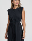 Robe midi femme avec ceinture en noir, coupe droite élégante, gros plan sur la partie supérieure.