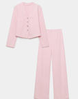 Image de l'ensemble deux pièces coton femme en rose, incluant une veste à col V et un pantalon large, sur fond blanc.