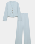 Image de l'ensemble deux pièces coton femme en bleu clair, comprenant une veste à col V et un pantalon assorti, posé sur un fond blanc.