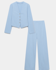 Image de l'ensemble deux pièces coton femme en bleu clair, comprenant une veste à col V et un pantalon assorti, présenté sur un fond blanc.