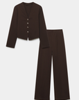 Image de l'ensemble deux pièces coton femme en marron, comprenant une veste avec un col V et un pantalon assorti, posé sur un fond blanc.