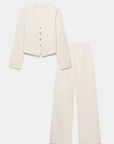 Image de l'ensemble deux pièces coton femme en blanc, comprenant une veste à col V et un pantalon structuré, sur fond blanc.