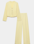 Image de l'ensemble deux pièces coton femme, incluant une veste à col V et un pantalon large, présentés sur fond blanc.