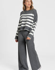 Ensemble maille rayée femme : pull court à rayures gris et blanc avec pantalon large coordonné.