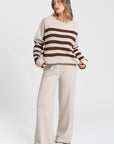 Ensemble maille rayée femme : pull à rayures marron et beige accompagné d'un pantalon large.