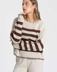 Ensemble maille rayée femme : modèle en pull marron à rayures beiges, superbe pour un style élégant.