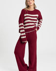 Ensemble maille rayée femme : pull bordeaux avec rayures, alliant confort et élégance.