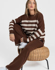 Ensemble maille rayée femme : gros plan sur un pull marron à rayures beige, pour un look sophistiqué.