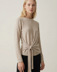 T-shirt beige à nœud latéral vue portée