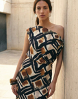 Top asimétrico de un solo hombro para mujer con estampado gráfico en marrón, negro y blanco, elegante y moderno.