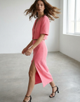 Falda midi fluida rosa coral con abertura lateral y cintura alta para una silueta elegante