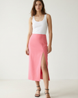 Falda midi fluida rosa coral con abertura lateral y cintura alta para una silueta elegante