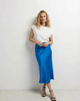 Falda midi de satén azul eléctrico