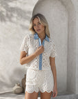 02. Chemise en crochet écru à col denim courte