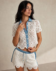 02. Chemise en crochet écru à col denim courte