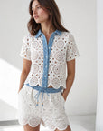 02. Chemise en crochet écru à col denim courte
