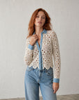 02. Chemise en crochet écru col bleu à pois