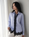 02. Chemise rayée bleu et blanc à dentelle noire