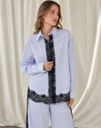 02. Chemise rayée bleu et blanc à dentelle noire