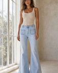 02. Jean flare clouté à poches plaquées
