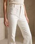 02. Jean flare clouté à poches plaquées