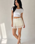 02. Jupe mini en dentelle crème volantée