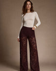 02. Pantalon palazzo en dentelle bordeaux taille haute
