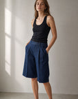 02. Short Bermuda fluide effet denim à plis taille haute