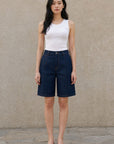 02. Short Bermuda fluide effet denim à plis taille haute