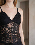 02. Top en dentelle noire décolleté V festonné