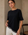 02. Top en jersey à ourlet dentelle asymétrique