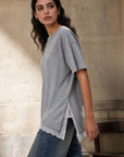 02. Top en jersey à ourlet dentelle asymétrique