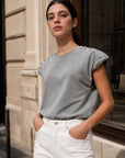 02. Top sans manches coton épaules cloutées