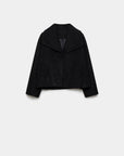Veste courte effet poil doublée col à revers noire, ajoutant une touche d'élégance et de sophistication. Veste courte femme.
