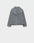 Veste courte effet poil doublée col à revers en gris, parfaite pour les superpositions élégantes. Veste courte femme.