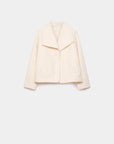 Veste courte effet poil doublée col à revers blanche, idéale pour un look frais et élégant. Veste courte femme.
