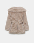 Manteau ceinturé femme en fausse fourrure beige vu de dos – Design avec ceinture ajustable pour un look féminin.