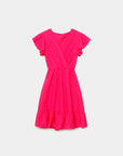 Robe fluide manches courtes en polyester légère — coupe féminine, modèle rose vif, présentée avec style.