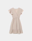 Robe fluide manches courtes en polyester légère — coupe féminine, modèle beige sur fond blanc.