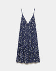 Robe fluide en viscose à bretelles fines, vue de face, couleur marine avec motif floral.